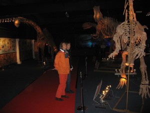 Marion en Janwillem tussen 14 grote dinosauri�rs